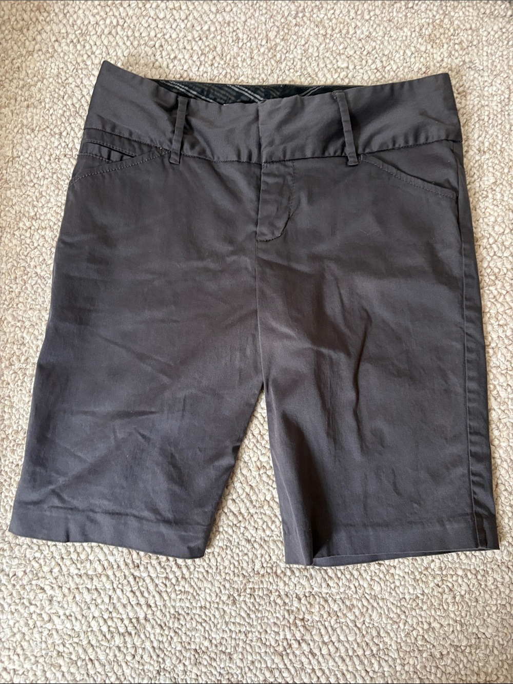 Old Navy Women’s Dark Gray Stretch Bermuda Shorts - Classic Comfort Size: 6 C8